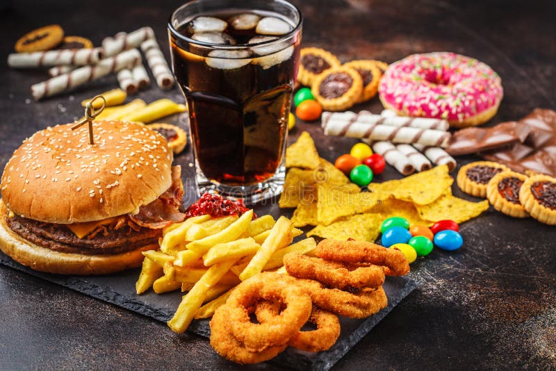 Concetto degli alimenti industriali Fondo non sano dell'alimento Alimenti a rapida preparazione e zucchero Hamburger, dolci, chip