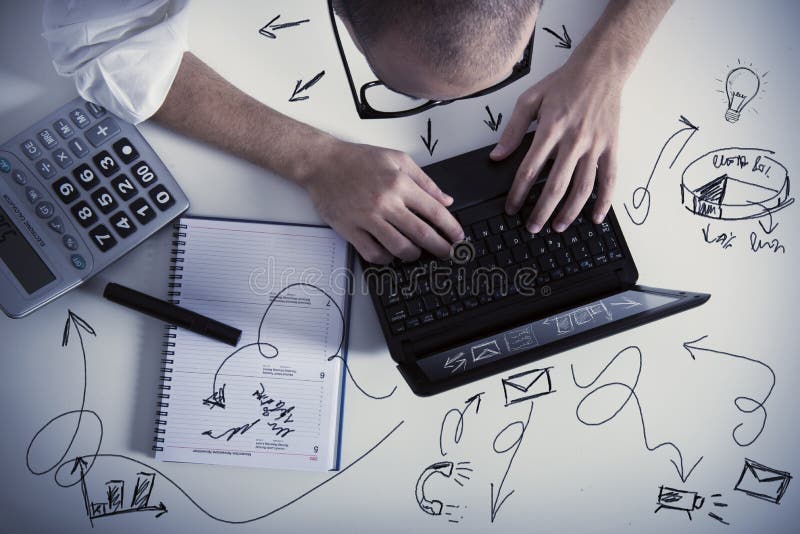 Uomo d'affari a funzioni multiple sul lavoro fotografia stock libera da diritti Uomo d'affari a funzioni multiple sul lavoro fotografia stock libera da diritti