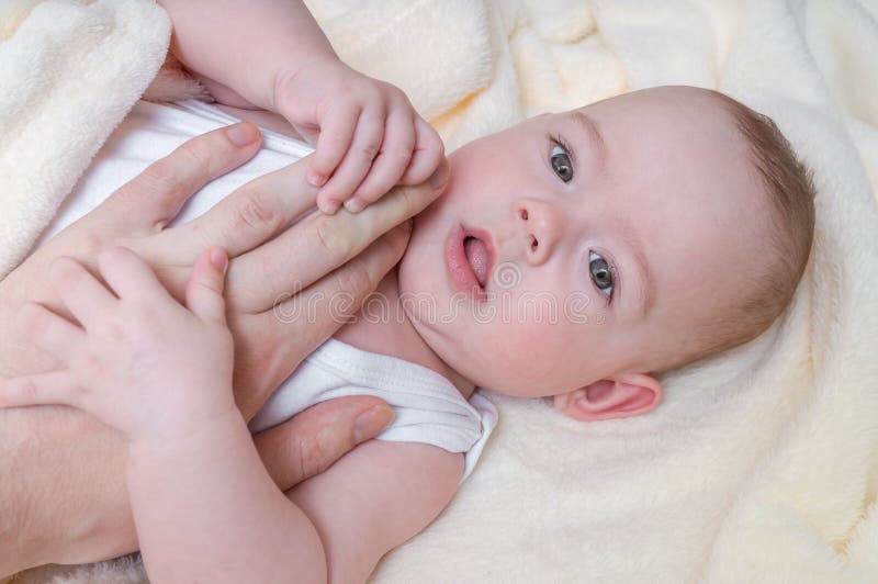 Concetto del bambino di adozione Il bambino tiene la mano di un uomo fotografia stock Concetto del bambino di adozione Il bambino tiene la mano di un uomo fotografia stock