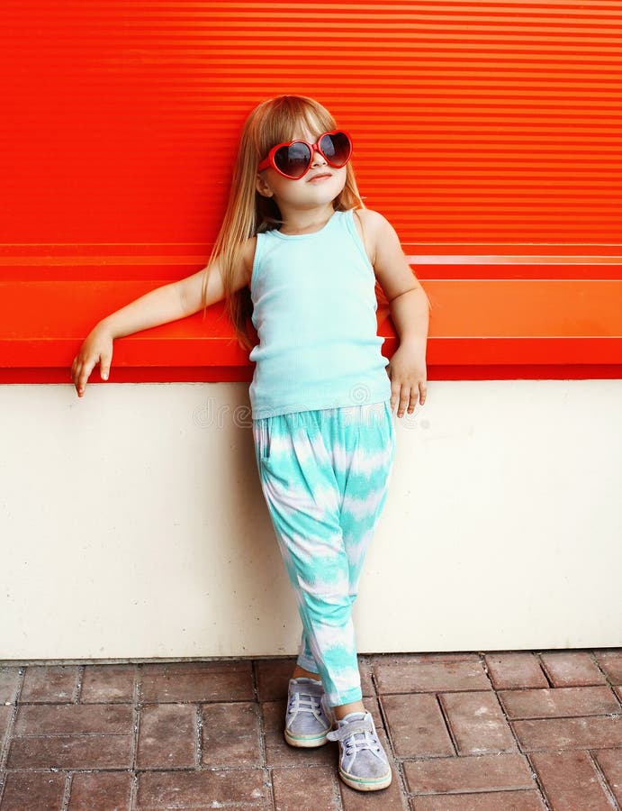 Concetto del bambino di modo - bambino alla moda della bambina immagini stock Concetto del bambino di modo - bambino alla moda della bambina immagini stock