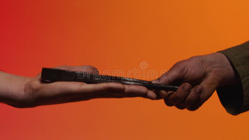 Concetto del baratto azione Il concetto del baratto e della fiducia: la mano umana che dà uno strumento nella mano di un'altra pe fotografia stock Concetto del baratto azione Il concetto del baratto e della fiducia: la mano umana che dà uno strumento nella mano di un'altra pe fotografia stock