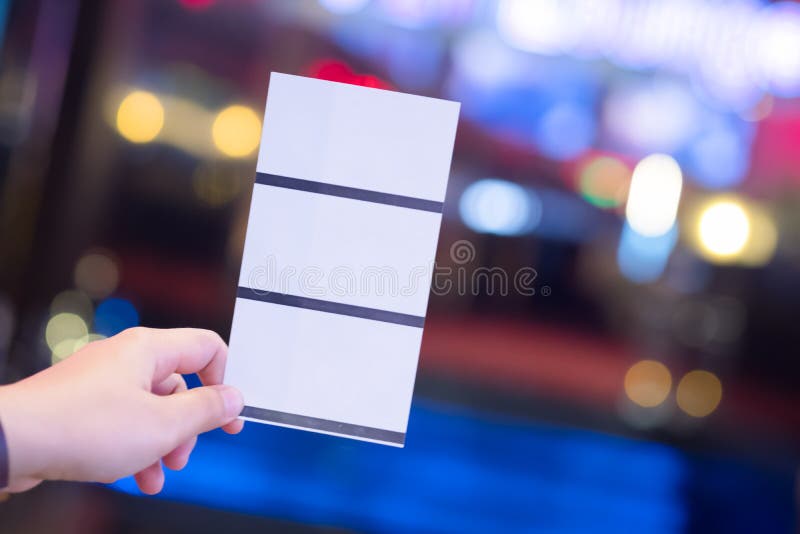 Concetto del biglietto di prenotazione del biglietto della carta della tenuta tre della mano immagine stock Concetto del biglietto di prenotazione del biglietto della carta della tenuta tre della mano immagine stock