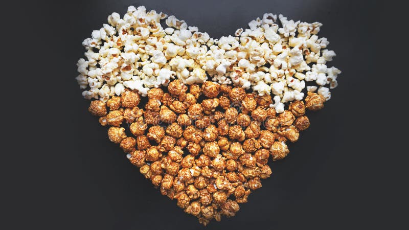 Concetto del cinema di amore di popcorn sistemato in una forma del cuore Popcorn assortito fotografie stock libere da diritti Concetto del cinema di amore di popcorn sistemato in una forma del cuore Popcorn assortito fotografie stock libere da diritti