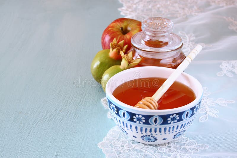Concetto del hashanah di Rosh (festa del jewesh) - miele, mela e melograno sopra la tavola di legno simboli tradizionali di festa immagini stock libere da diritti Concetto del hashanah di Rosh (festa del jewesh) - miele, mela e melograno sopra la tavola di legno simboli tradizionali di festa immagini stock libere da diritti