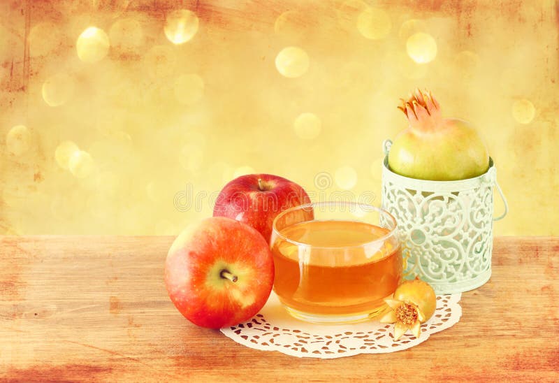 Concetto del hashanah di Rosh - miele e melograno della mela sopra la tavola di legno immagini stock Concetto del hashanah di Rosh - miele e melograno della mela sopra la tavola di legno immagini stock
