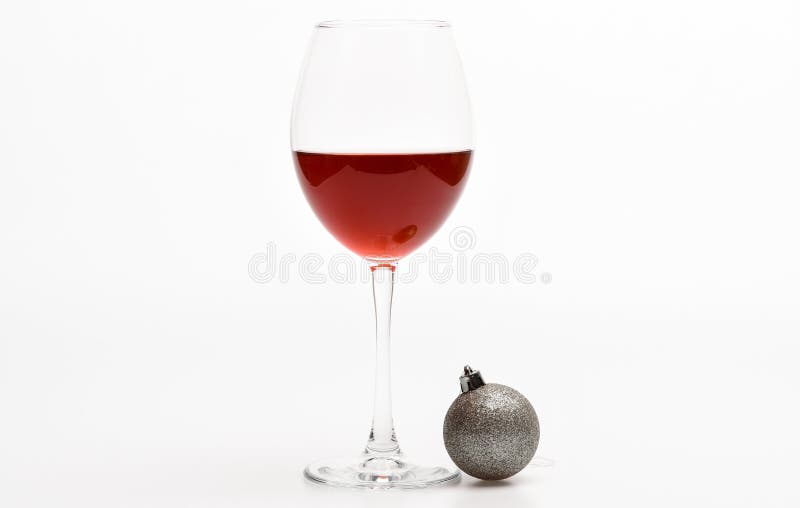 Concetto del partito di nuovo anno Vetro con la decorazione di natale e del vino Celebrazione di inverno con la bevanda dell'alco immagini stock Concetto del partito di nuovo anno Vetro con la decorazione di natale e del vino Celebrazione di inverno con la bevanda dell'alco immagini stock
