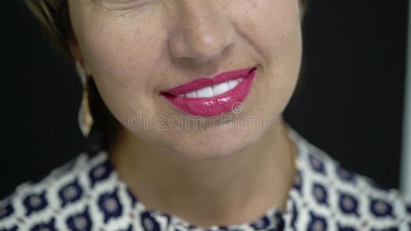 Concetto del teethcare e dentario di cura Ritratto di splendido, adorabile, bello, sorridere anziano della persona dello zenzero