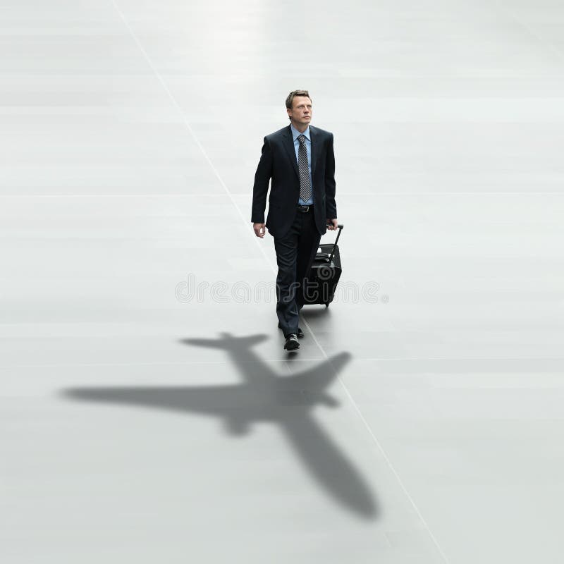 Concetto dell'aeroporto internazionale di viaggio dell'uomo di affari fotografie stock libere da diritti Concetto dell'aeroporto internazionale di viaggio dell'uomo di affari fotografie stock libere da diritti