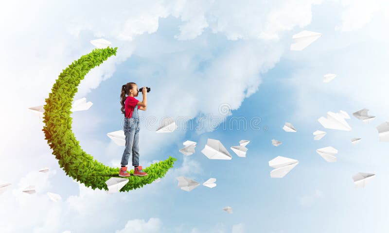 Concetto dell'infanzia felice trascurata con la ragazza sulla luna verde fotografie stock libere da diritti Concetto dell'infanzia felice trascurata con la ragazza sulla luna verde fotografie stock libere da diritti