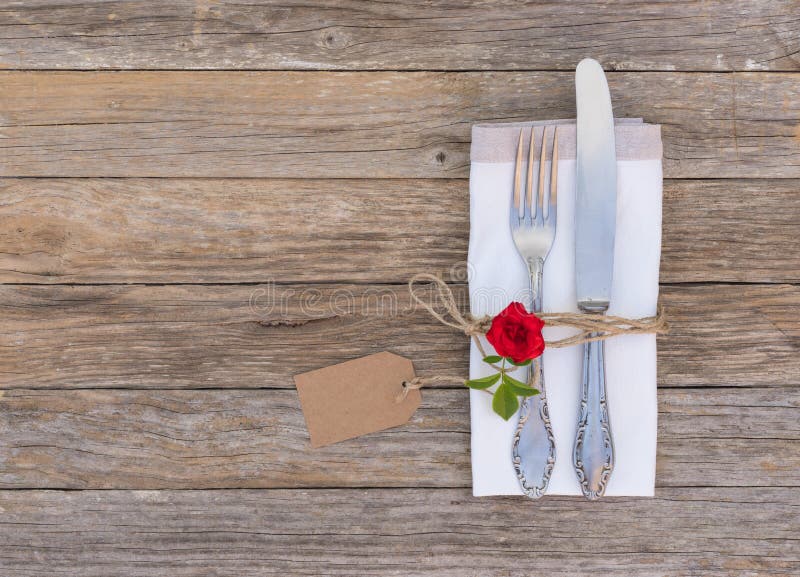 Concetto della cena del biglietto di S. Valentino o di nozze, regolazione della tavola con il fiore d'argento elegante della rosa immagine stock libera da diritti Concetto della cena del biglietto di S. Valentino o di nozze, regolazione della tavola con il fiore d'argento elegante della rosa immagine stock libera da diritti