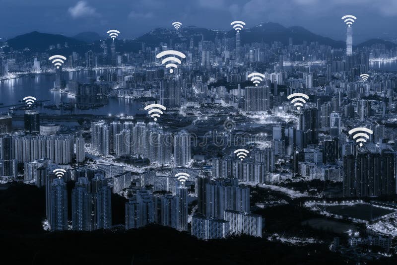 Concetto della connessione di rete di Wifi su paesaggio urbano blu di Hong Kong di tono fotografia stock libera da diritti Concetto della connessione di rete di Wifi su paesaggio urbano blu di Hong Kong di tono fotografia stock libera da diritti