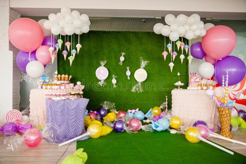 Concetto della festa di compleanno, decorazioni per il partito dolce Gran numero uno, tavola con i dolci ed i dessert, nuvola dai