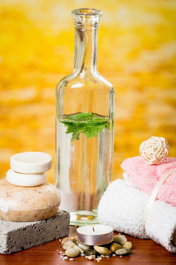 Concetto della stazione termale delle pietre dei saponi delle candele delle bottiglie di vetro immagine stock Concetto della stazione termale delle pietre dei saponi delle candele delle bottiglie di vetro immagine stock