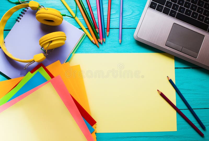 Concetto di affari Formazione in linea Posto di lavoro con il computer ed i taccuini con lo spazio della copia Vista superiore De immagini stock Concetto di affari Formazione in linea Posto di lavoro con il computer ed i taccuini con lo spazio della copia Vista superiore De immagini stock