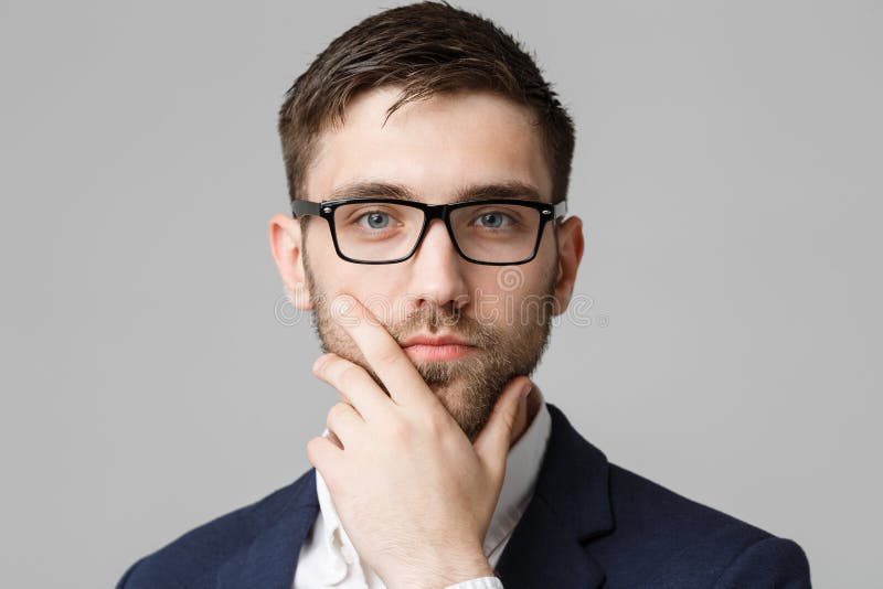 Concetto di affari - giovane riuscito uomo d'affari del ritratto che posa sopra il fondo scuro Copi lo spazio immagine stock libera da diritti Concetto di affari - giovane riuscito uomo d'affari del ritratto che posa sopra il fondo scuro Copi lo spazio immagine stock libera da diritti