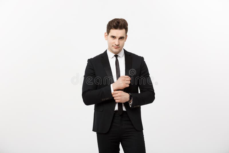 Concetto di affari: Giovane tipo bello di sorriso felice bello dell'uomo in vestito astuto che posa sopra Grey Background