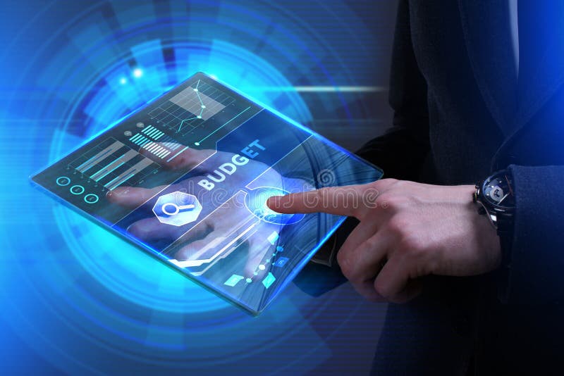 Concetto di affari, di tecnologia, di Internet e della rete Giovane busine. Concetto di affari, di tecnologia, di Internet e della rete Il giovane uomo d'affari che lavora ad uno schermo virtuale del futuro e vede l'iscrizione: bilancio