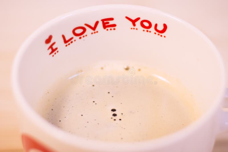 Concetto di amore con una tazza da caffè