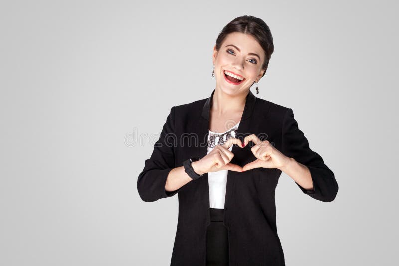 Concetto di amore Donna creativa che mostra il segno di forma del cuore immagine stock libera da diritti Concetto di amore Donna creativa che mostra il segno di forma del cuore immagine stock libera da diritti