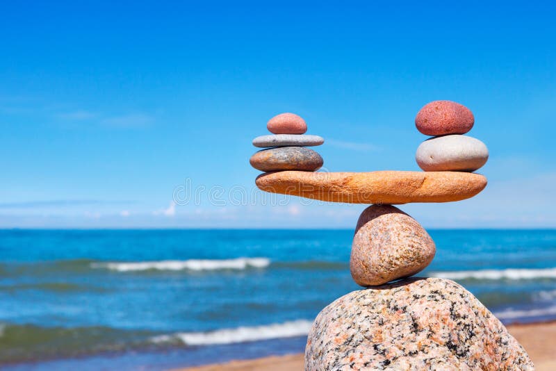 Concetto di armonia e di equilibrio Pietre dell'equilibrio contro il mare immagine stock libera da diritti Concetto di armonia e di equilibrio Pietre dell'equilibrio contro il mare immagine stock libera da diritti