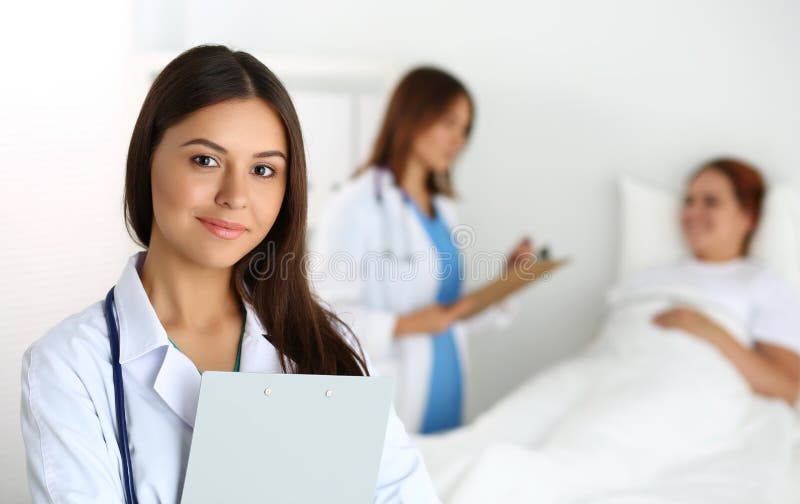 Concetto di assicurazione o di assistenza medica fotografia stock libera da diritti Concetto di assicurazione o di assistenza medica fotografia stock libera da diritti