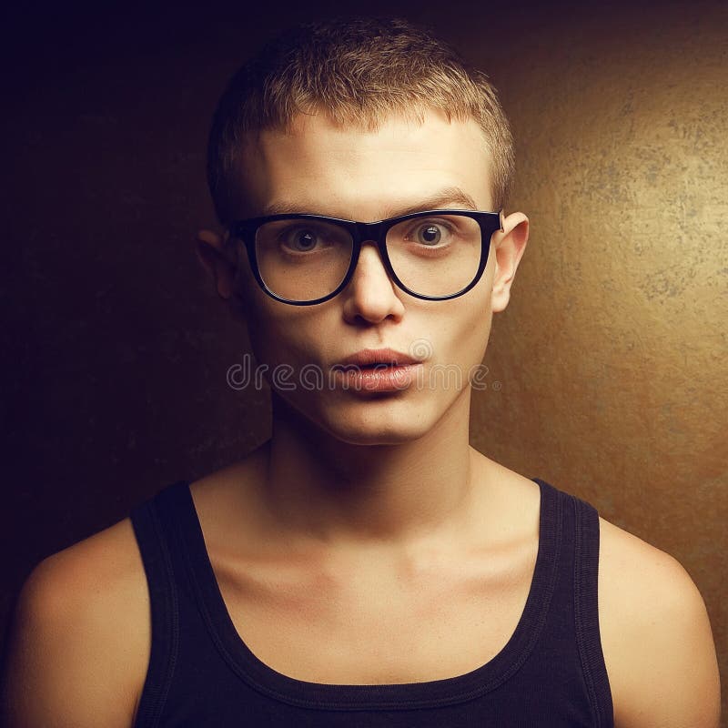 Concetto di bellezza maschile e di abbigliamento oculare Ritratto di stupendo sgualdrino con i capelli rossi e con gli occhiali a fotografie stock libere da diritti Concetto di bellezza maschile e di abbigliamento oculare Ritratto di stupendo sgualdrino con i capelli rossi e con gli occhiali a fotografie stock libere da diritti
