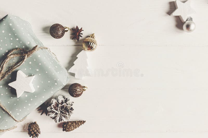 Concetto di Buon Natale, disposizione piana presente e wi alla moda dei regali immagini stock libere da diritti Concetto di Buon Natale, disposizione piana presente e wi alla moda dei regali immagini stock libere da diritti