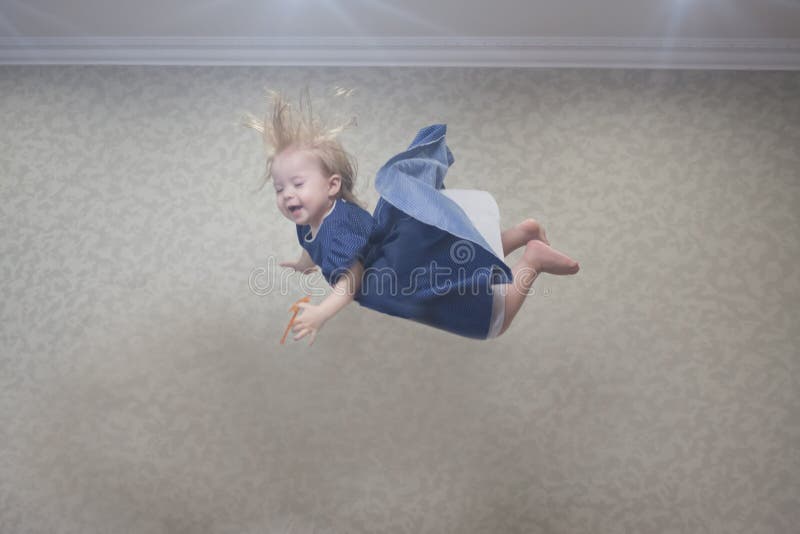 Concetto di caduta una bambina sta parlando sul soffitto fotografie stock libere da diritti Concetto di caduta una bambina sta parlando sul soffitto fotografie stock libere da diritti