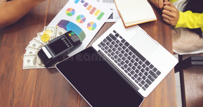 Concetto di contabilit? gente di affari che lavora con il lavoro di ufficio taccuino e contanti del computer sulla tavola nel luo immagine stock libera da diritti Concetto di contabilit? gente di affari che lavora con il lavoro di ufficio taccuino e contanti del computer sulla tavola nel luo immagine stock libera da diritti