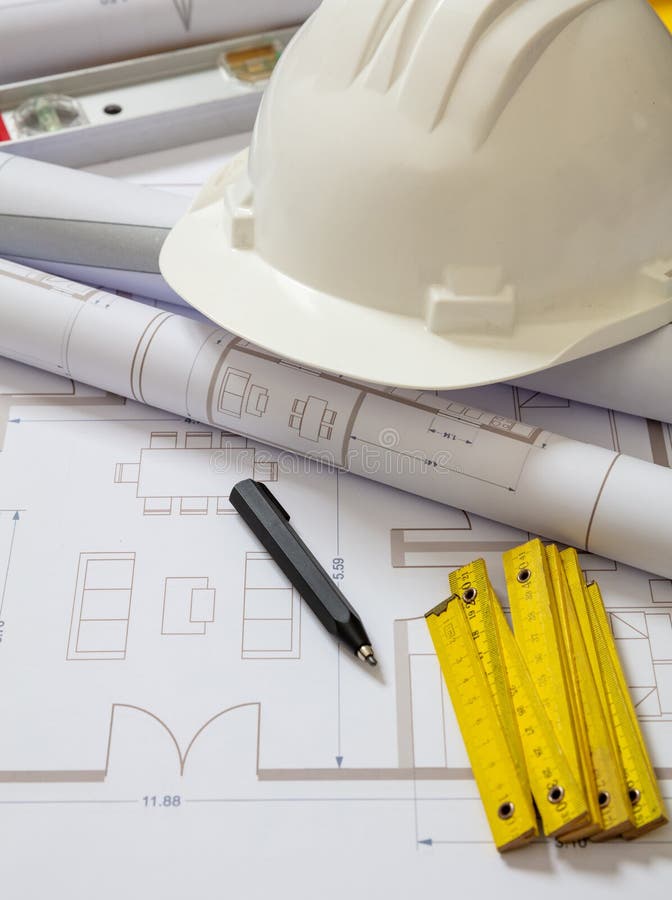 Concetto di costruzione. disegni di edifici residenziali e hardware su un ufficio fotografia stock libera da diritti