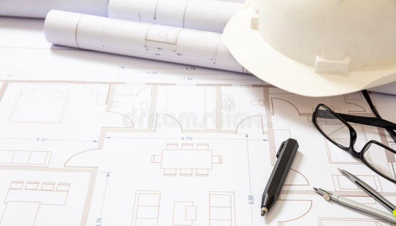 Concetto di costruzione. disegni di edifici residenziali e hardware su un ufficio fotografia stock