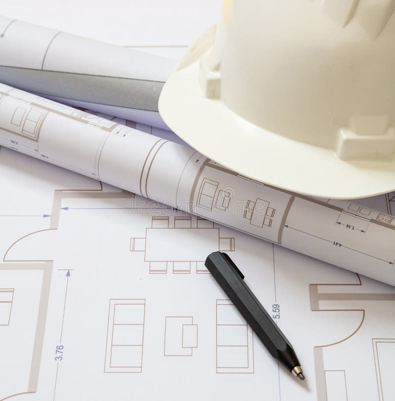 Concetto di costruzione. disegni di edifici residenziali e hardware su un ufficio fotografia stock
