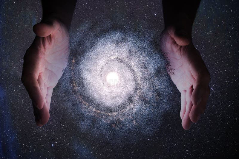 Concetto di creazionismo Le mani di Dio stanno creando la Galassia nell'universo