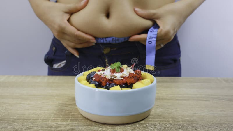 Concetto di dieta con l'alimentazione di uno stile di vita sano del paradigma dello yogurt immagini stock