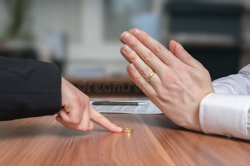 Concetto di divorzio La moglie sta restituendo l'anello al suo marito deludente fotografie stock libere da diritti Concetto di divorzio La moglie sta restituendo l'anello al suo marito deludente fotografie stock libere da diritti