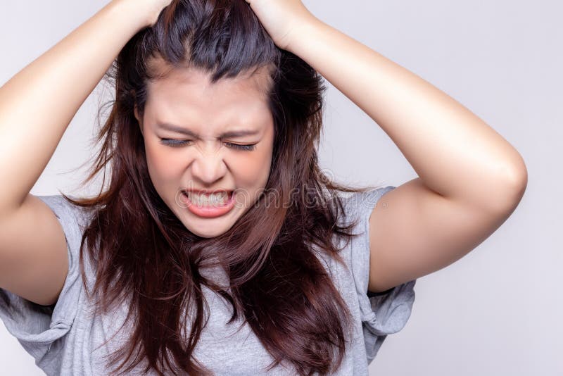 Concetto di espressione La bella giovane donna attraente si infuria, arrabbiato, ribaltamento, frustrati quando ragazza asiatica fotografia stock Concetto di espressione La bella giovane donna attraente si infuria, arrabbiato, ribaltamento, frustrati quando ragazza asiatica fotografia stock