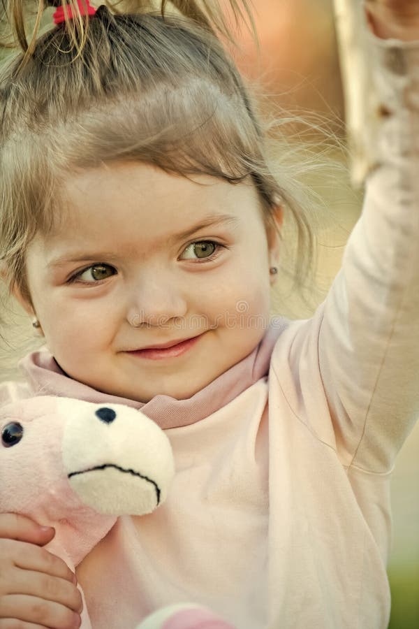 Concetto di felicità dei bambini di infanzia del bambino Scherzi la ragazza con il sorriso sul gioco adorabile del fronte con il fotografia stock libera da diritti Concetto di felicità dei bambini di infanzia del bambino Scherzi la ragazza con il sorriso sul gioco adorabile del fronte con il fotografia stock libera da diritti