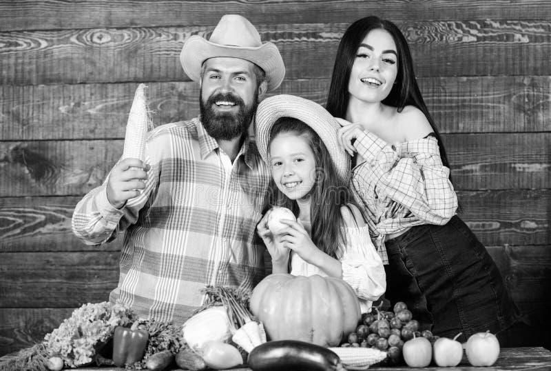 Concetto di festival dell'azienda agricola familiare Agricoltore rustico barbuto dell'uomo con il bambino e la moglie Giardiniere immagine stock Concetto di festival dell'azienda agricola familiare Agricoltore rustico barbuto dell'uomo con il bambino e la moglie Giardiniere immagine stock