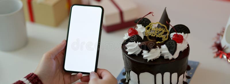 Concetto di festività del compleanno online video di donne che telefonano su schermo bianco smartphone fotografie stock libere da diritti