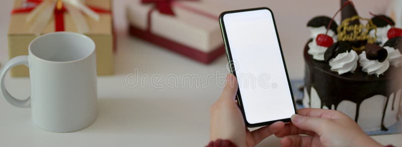 Concetto di festività del compleanno online video di donne che telefonano su schermo bianco smartphone immagini stock