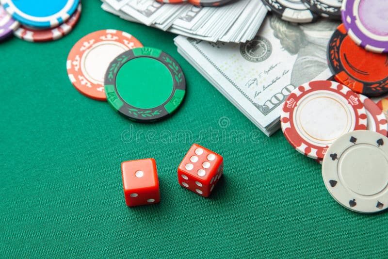 Concetto di gioco nel casinò, mazza di sport Dadi rossi di gioco e chip colorati con i dollari dei contanti dei contanti sulla ta fotografie stock Concetto di gioco nel casinò, mazza di sport Dadi rossi di gioco e chip colorati con i dollari dei contanti dei contanti sulla ta fotografie stock