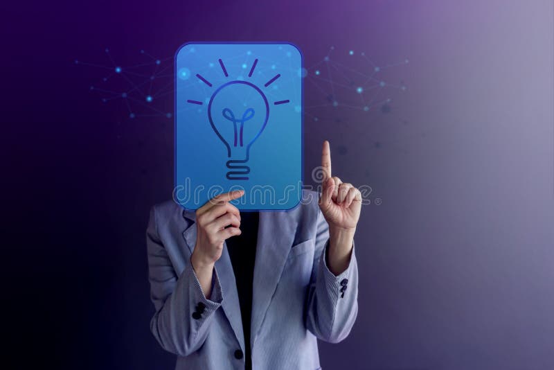 Concetto di idee, di creatività e dell'innovazione La donna ha coperto il suo fronte, presentando una lampadina e un linguaggio d immagine stock Concetto di idee, di creatività e dell'innovazione La donna ha coperto il suo fronte, presentando una lampadina e un linguaggio d immagine stock