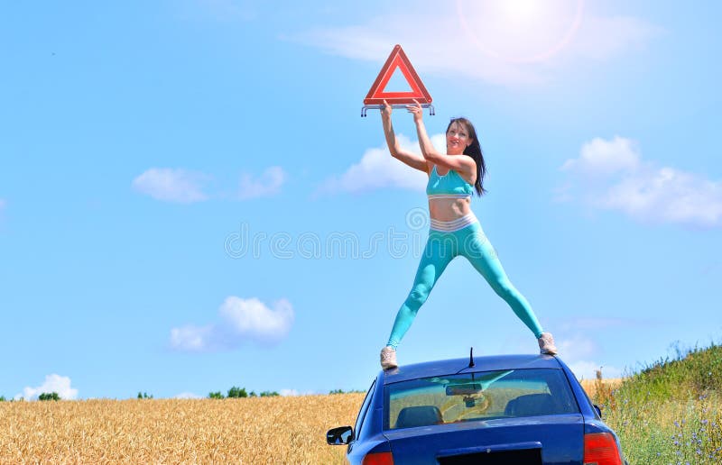 Concetto di incidente stradale La donna è entrato in un incidente di traffico ed ha bisogno dell'aiuto immagine stock libera da diritti Concetto di incidente stradale La donna è entrato in un incidente di traffico ed ha bisogno dell'aiuto immagine stock libera da diritti