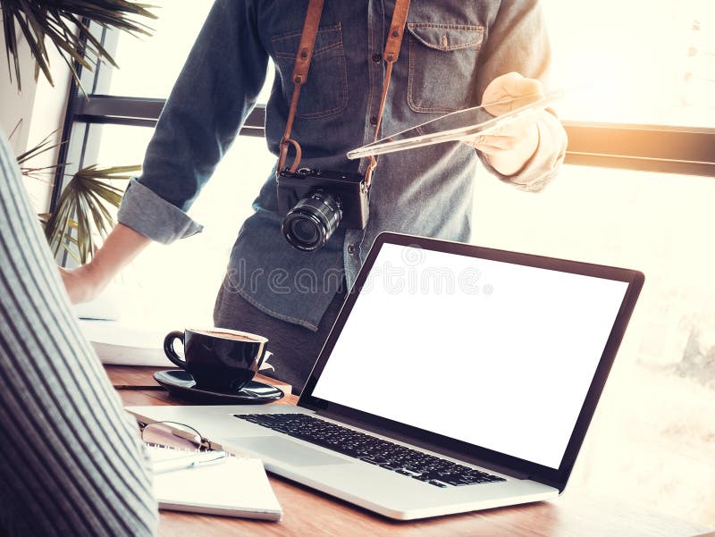 Concetto di lavoro di squadra della giovane impresa Gruppo di giovane collega asiatico fotografie stock libere da diritti Concetto di lavoro di squadra della giovane impresa Gruppo di giovane collega asiatico fotografie stock libere da diritti
