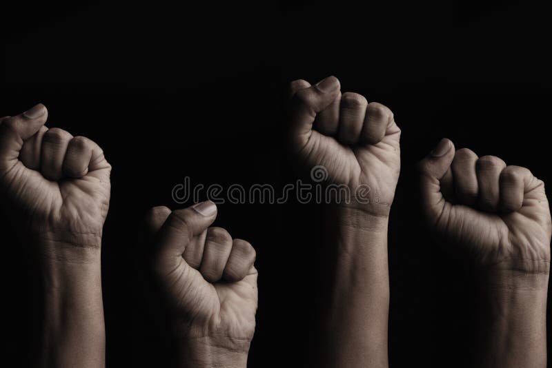 Concetto di lotta contro il razzismo o la discriminazione razziale mediante l'uso di gesti di pugno o di solidarietà