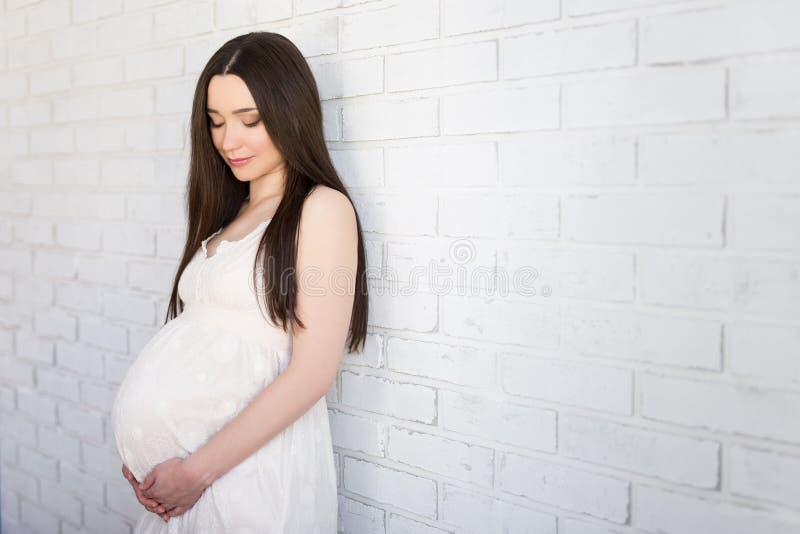 Concetto di maternità e di gravidanza - ritratto del wo incinto felice