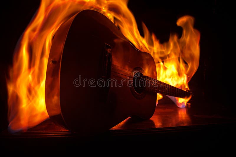 Concetto di musica Chitarra acustica isolata su un fondo scuro nell'ambito del fascio luminoso con fumo con lo spazio della copia fotografia stock libera da diritti Concetto di musica Chitarra acustica isolata su un fondo scuro nell'ambito del fascio luminoso con fumo con lo spazio della copia fotografia stock libera da diritti