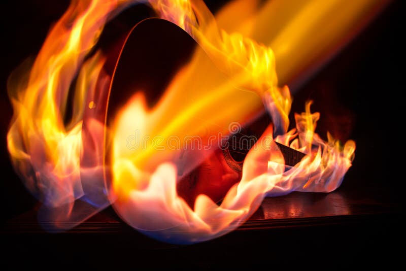 Concetto di musica Chitarra acustica su un fondo scuro nell'ambito del fascio luminoso con fumo con lo spazio della copia Corde d fotografia stock libera da diritti Concetto di musica Chitarra acustica su un fondo scuro nell'ambito del fascio luminoso con fumo con lo spazio della copia Corde d fotografia stock libera da diritti