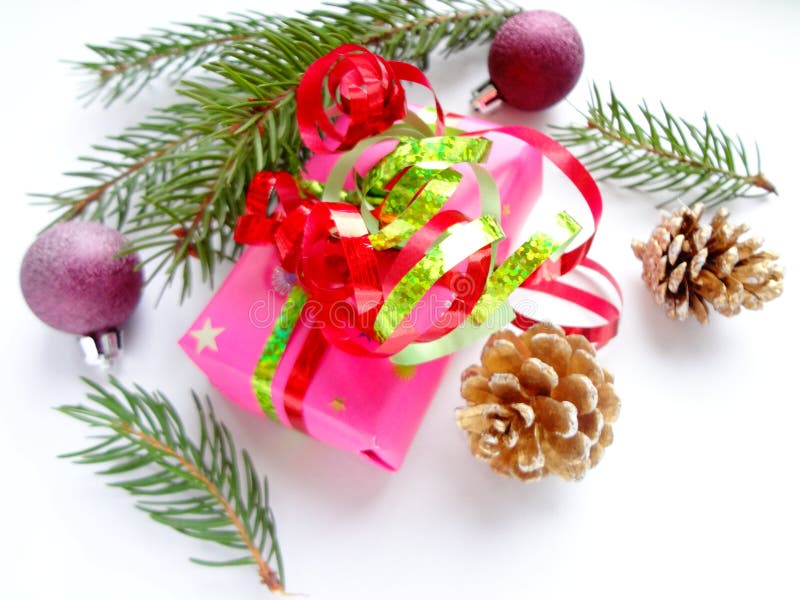 Concetto di Natale con le palle di Natale, le pigne, la scatola ed i rami dell'abete immagini stock Concetto di Natale con le palle di Natale, le pigne, la scatola ed i rami dell'abete immagini stock