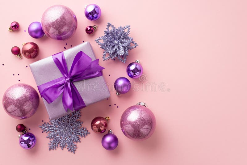 Concetto di nuovo anno. foto dall'alto della grande scatola porpora con violetto rosa a fiocco di fiocco di fiocco di neve ornamen fotografia stock